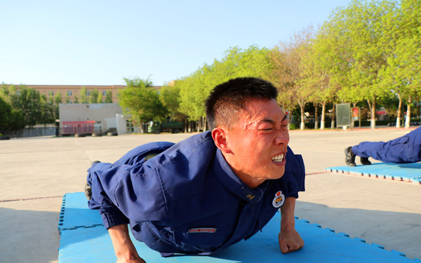 拳击常规赛,东城海豚队与塞北铁骑队读秒扳平,体能对抗拉满!宿敌对话再升级-九游体育下载
